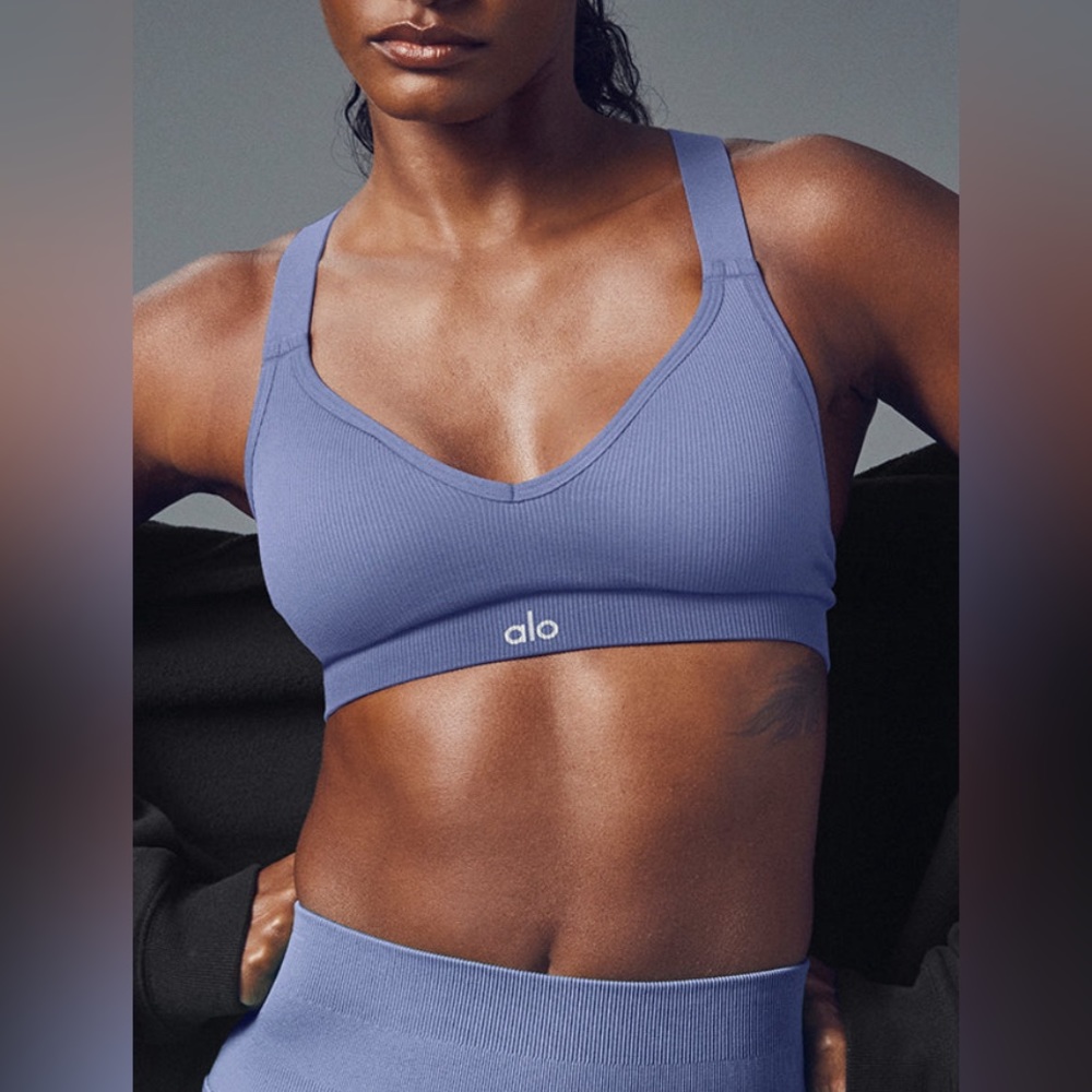 Alo Yoga Seamless ribbed favorite bra. XS lilac blue. NWT